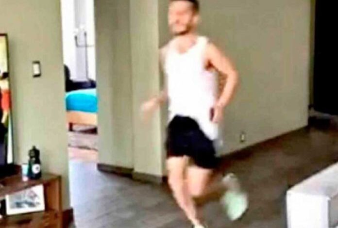 Mexicano corre maratón en la sala de su casa durante cuarentena