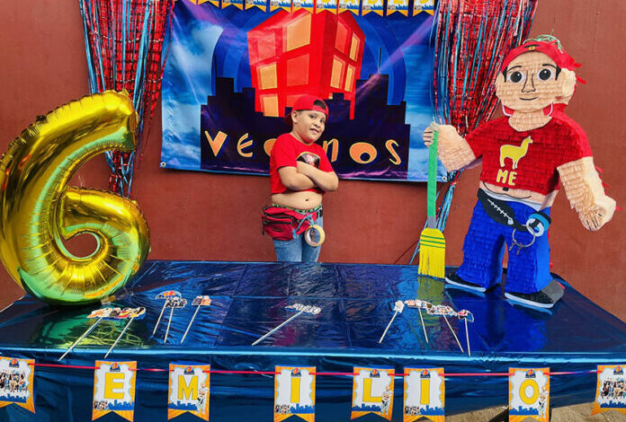 Niño celebra cumpleaños con temática de «German» de «Vecinos»
