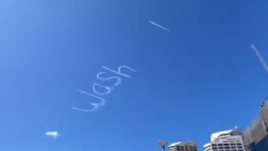 Video: Piloto escribe en el cielo “laven sus manos”