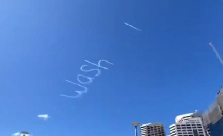 Video: Piloto escribe en el cielo “laven sus manos”