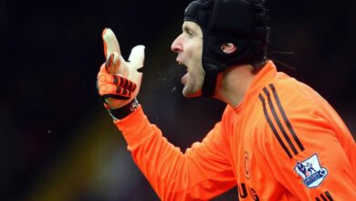 Petr Cech sale del retiro y Chelsea lo inscribe para jugar, aun siendo directivo