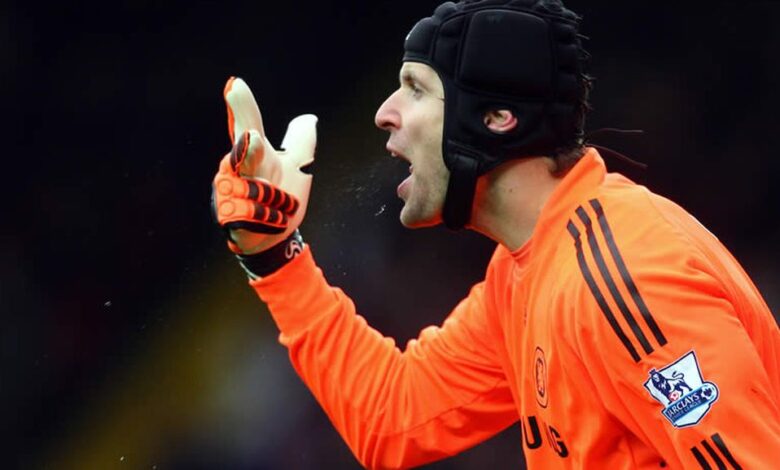 Petr Cech sale del retiro y Chelsea lo inscribe para jugar, aun siendo directivo