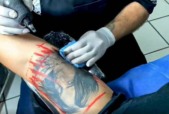 Lupillo Rivera cubre tatuaje con rostro de Belinda