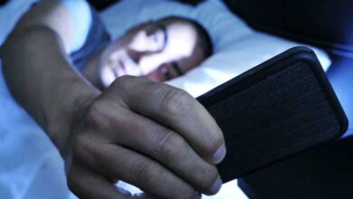 Usar teléfono celular antes de dormir afecta calidad del sueño