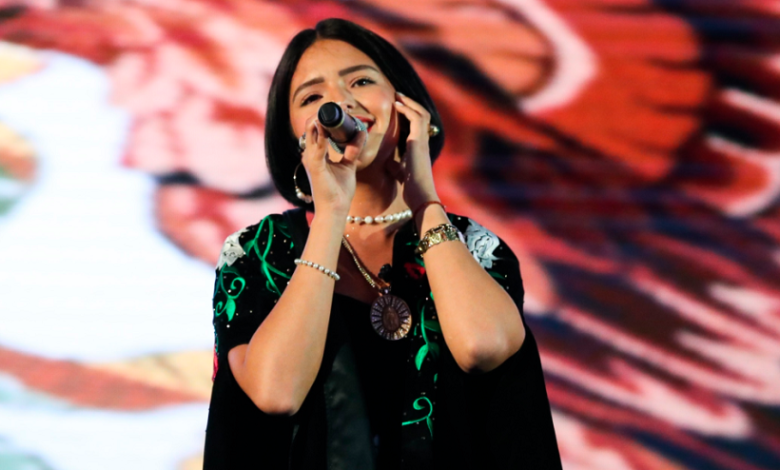 Acusan a Ángela Aguilar de alterar interpretación del Himno Nacional