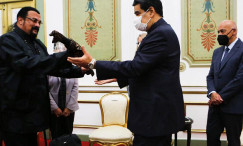 Steven Seagal regala sable samurái a Nicolás Maduro