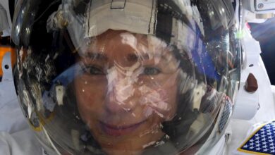 Astronauta se toma selfie con la Tierra reflejada en su visor