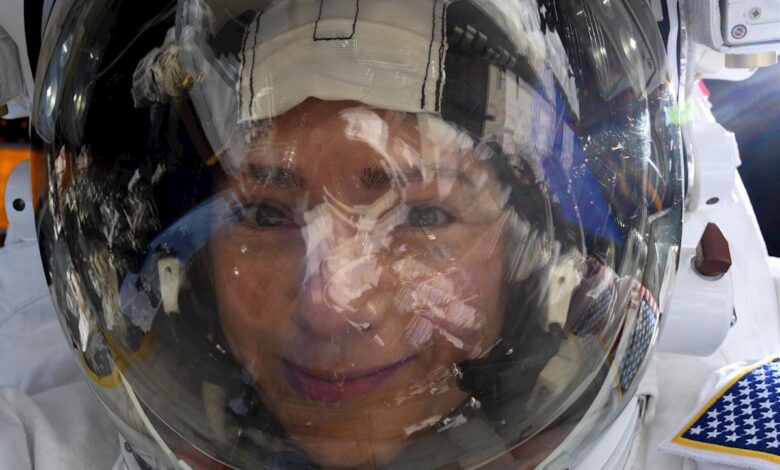 Astronauta se toma selfie con la Tierra reflejada en su visor