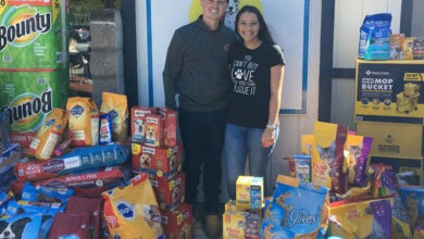 Novios piden comida para perros como regalo de bodas