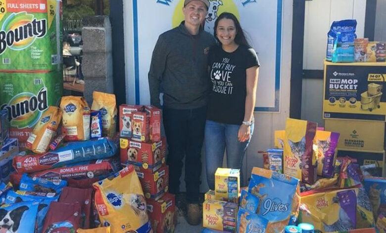 Novios piden comida para perros como regalo de bodas