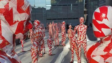 Centenar de maniquíes alertan sobre la crisis que desató la pandemia