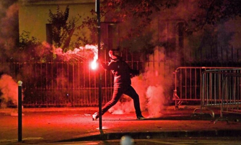 Parisinos enloquecen; atacan a policías tras perder la Champions