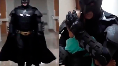 Médico se viste de Batman para cumplir el sueño de niño con cáncer