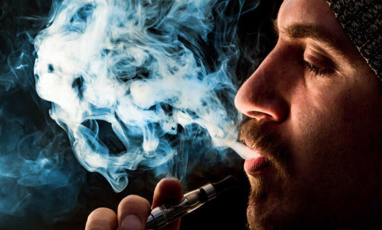 Humo de tabaco y vapor de cigarros electronicos, son similares