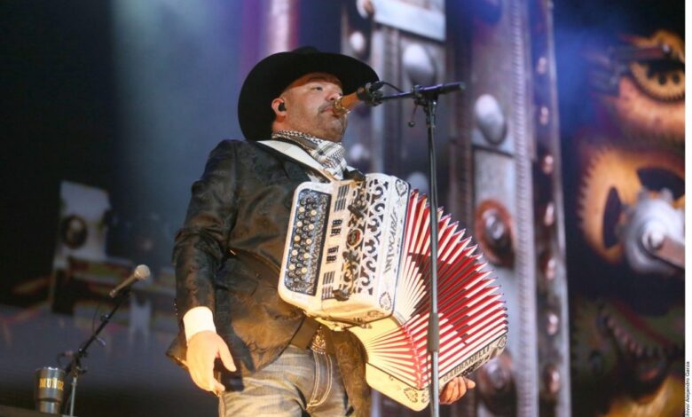 Vocalista del grupo intocable presume su vacuna contra el Covid-19