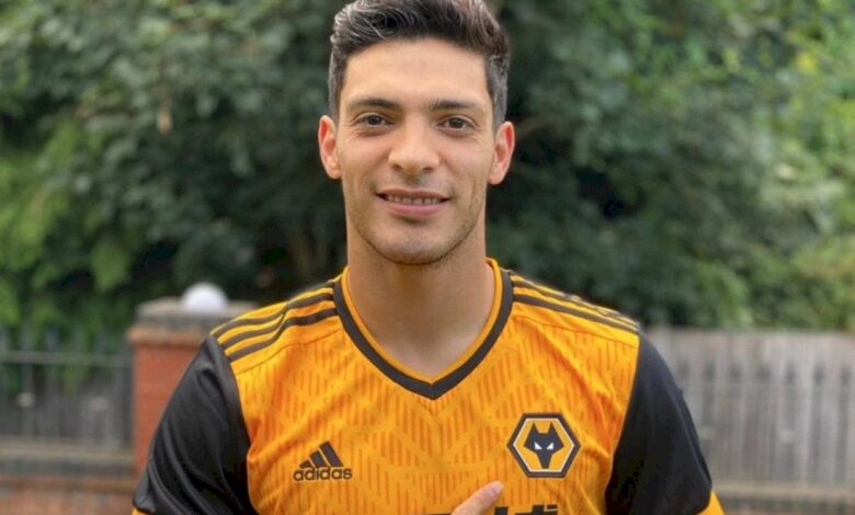 Raúl Jiménez presenta la nueva y espectacular playera del Wolverhampton