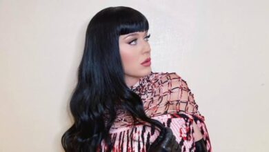 Katy Perry enamora a todos al «regresar» a su icónica cabellera negra