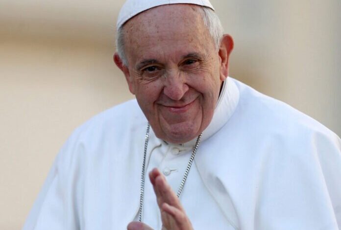 Papa Francisco hace oficial su respaldo a uniones entre parejas del mismo sexo