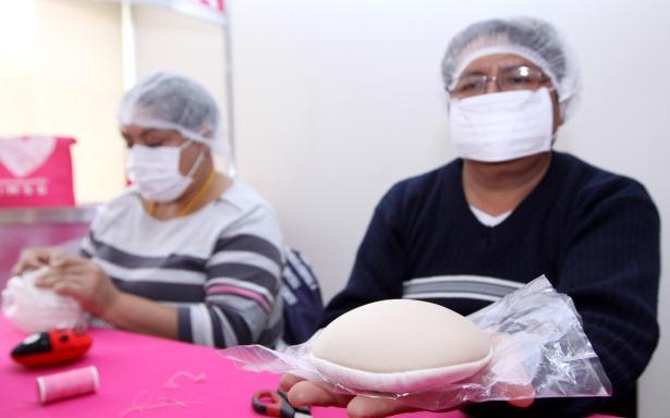 Elaboran prótesis artesanales para sobrevivientes de cáncer de mama