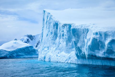 Se rompe iceberg gigante de plataforma más grande de la Antártida