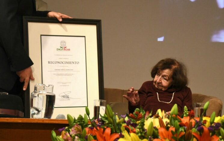 Recibe Amparo Dávila Premio Jorge Ibargüengoitia