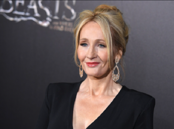 Nuevo libro de J.K. Rowling desata polémica