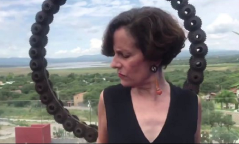 Video: Denise Dresser cumple reto y baila reguetón