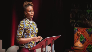 Chimamanda Ngozi Adichie, una feminista feliz africana