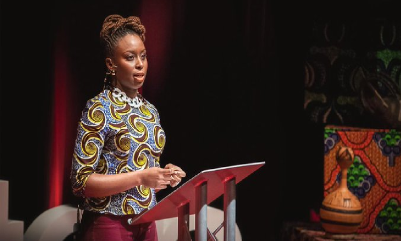 Chimamanda Ngozi Adichie, una feminista feliz africana