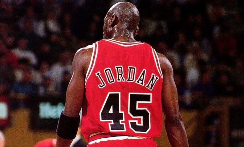 ¿Por qué Michael Jordan usó el 45 en su regreso con los Chicago Bulls?