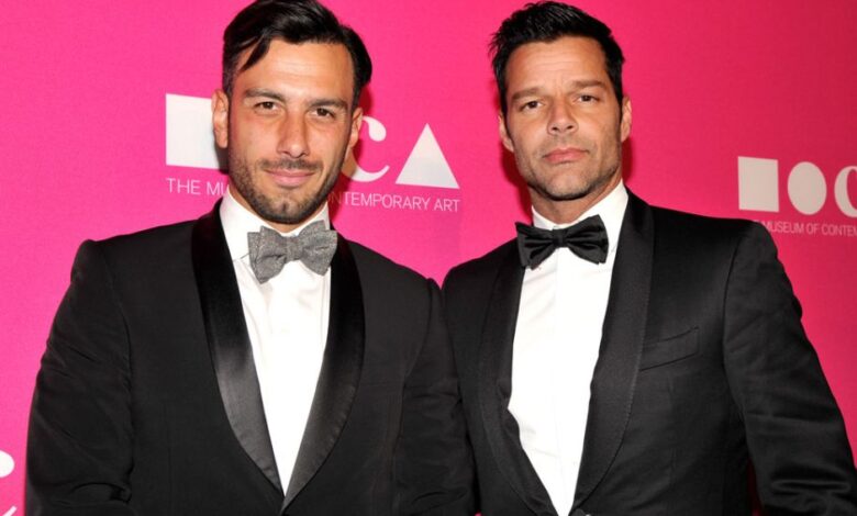 Ricky Martin, el rey del pop latino, posa junto a su esposo para Out Magazine