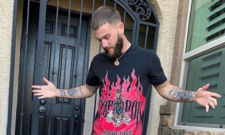 Boxeador Caleb Plant levanta la mano para enfrentar al Canelo