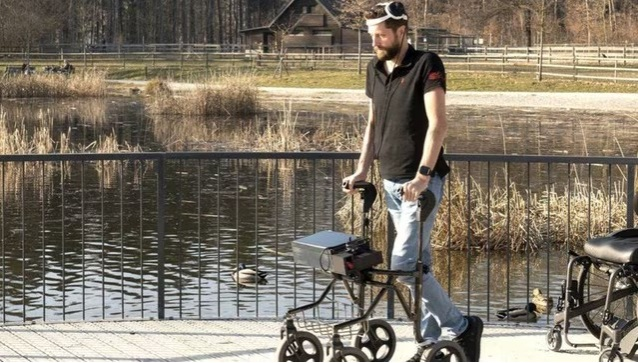 Hombre con parálisis logra caminar naturalmente gracias a procedimiento experimental