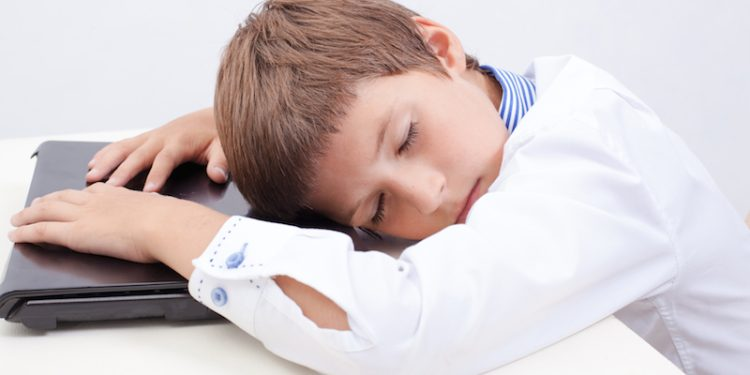 Apnea del sueño provoca en los niños comportamiento hiperactivo y bajo rendimiento escolar