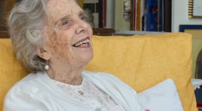 Otorgan la medalla Belisario Domínguez a Elena Poniatowska