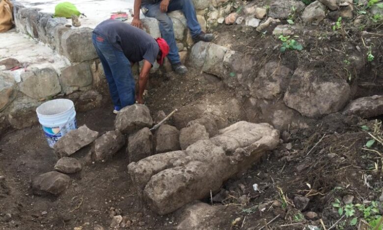 Encuentran escultura dual en la zona arqueológica de Oxkintok