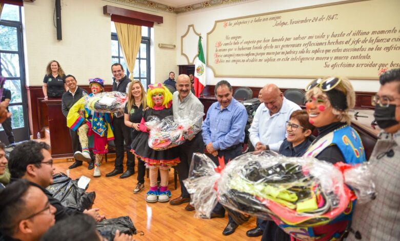 Entregan vestuario y trajes de galaa artistas del Ayuntamiento