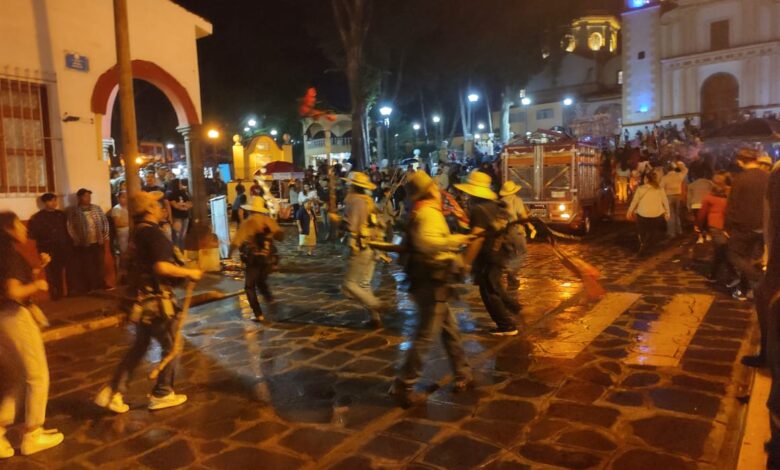 Cientos danzan en calles de Xico; celebran la noche del cencerro