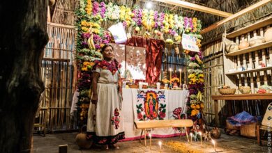 Comunidad nahua de Veracruz montó el altar de muertos del Museo Nacional de Antropología