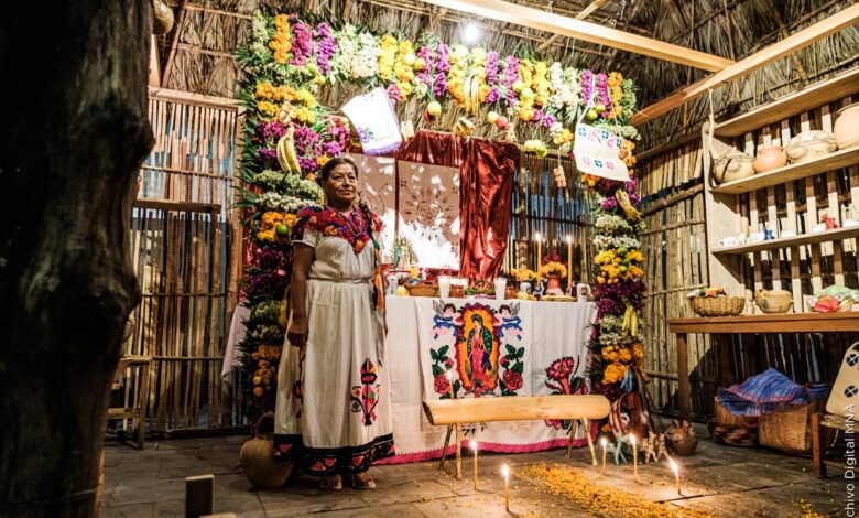 Comunidad nahua de Veracruz montó el altar de muertos del Museo Nacional de Antropología