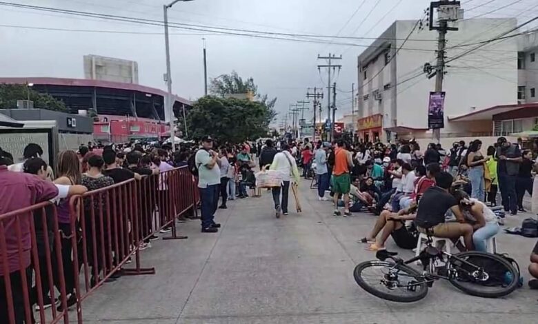 Miles de jóvenes a la espera del concierto de Daddy Yankee