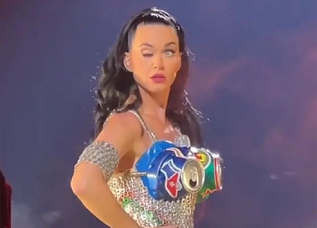 Katy Perry pierde el control de su ojo en un concierto
