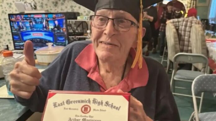 Nunca es tarde: Veterano de guerra recibe su diploma de secundaria a los 96 años