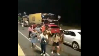 Automovilistas bailan “Payaso del Rodeo” tras quedar varados por accidente en Michoacán