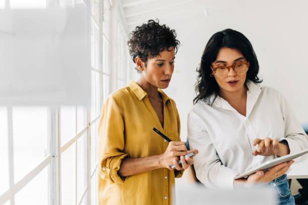 Mujeres y personas no binarias quienes más ocultan su personalidad para encajar en su lugar de trabajo