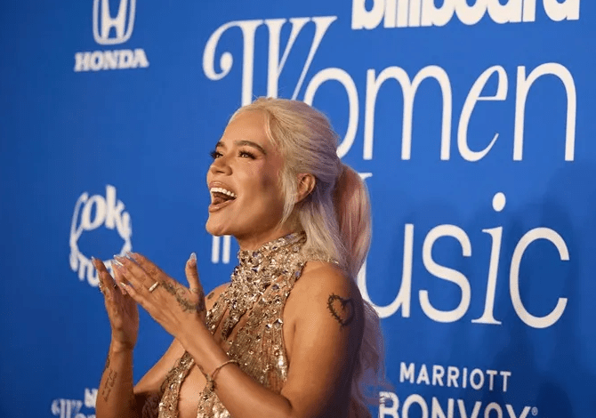 Karol G recibió el premio a la mujer del año en los galardones Billboard Women in Music