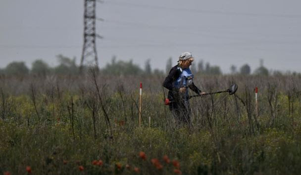 Las mujeres ucranianas toman el relevo para desminar la tierra