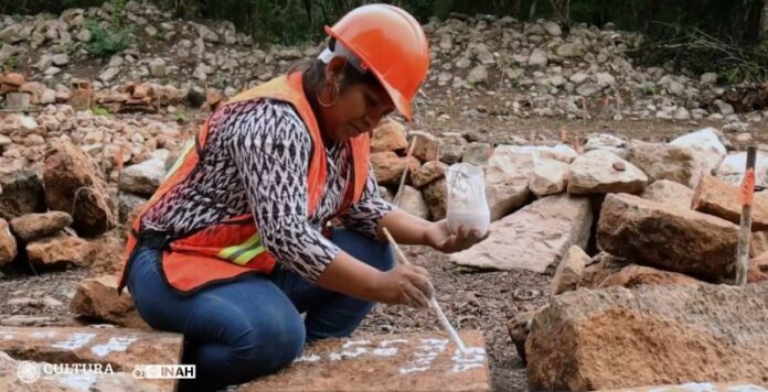 Mujeres participan en labores arqueológicas en Uxmal