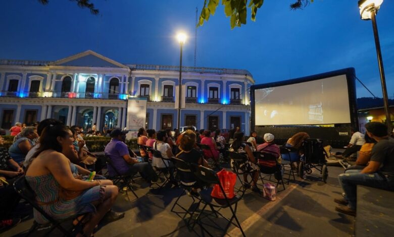 Invitan a disfrutar de las funciones de cine al aire libre en Veracruz