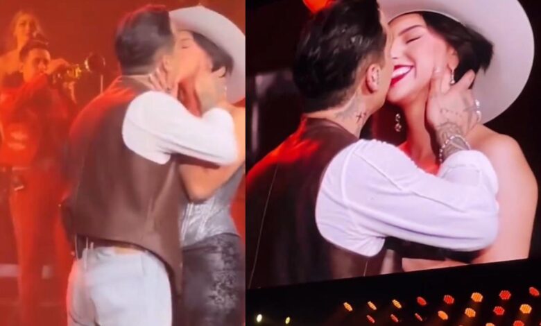 Christian Nodal y Ángela Aguilar se besan en el escenario